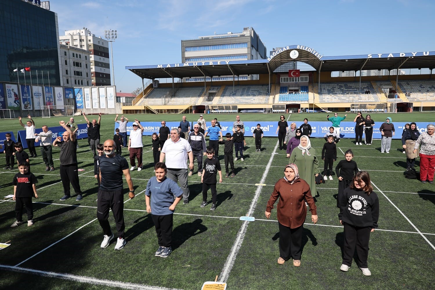 Bağcılar&rsquo;da &ccedil;ocuklar ve yetişkinler zumba etkinliğinde bir araya geldi

