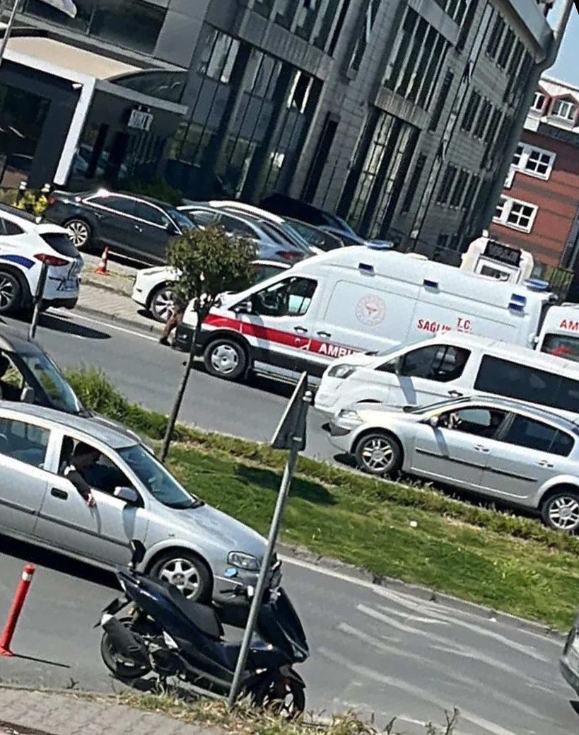 Başakşehir&rsquo;de park ettiği aracından inerken silahlı saldırıya uğradı
