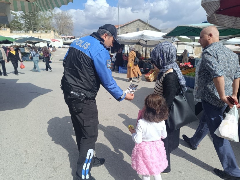 Niğde&rsquo;de &ouml;ğrencilere g&uuml;venlik eğitimi, vatandaşlara dolandırıcılık uyarısı yapıldı
