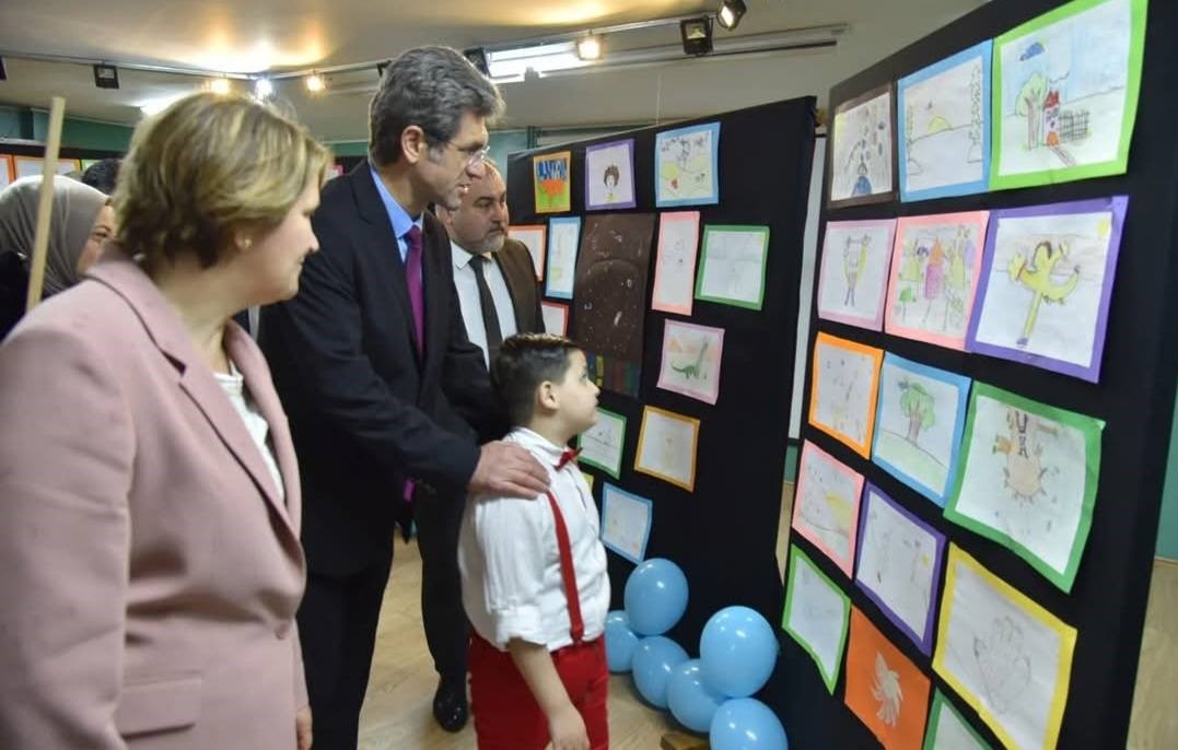 Otizmin renklerini tuvale yansıttı
