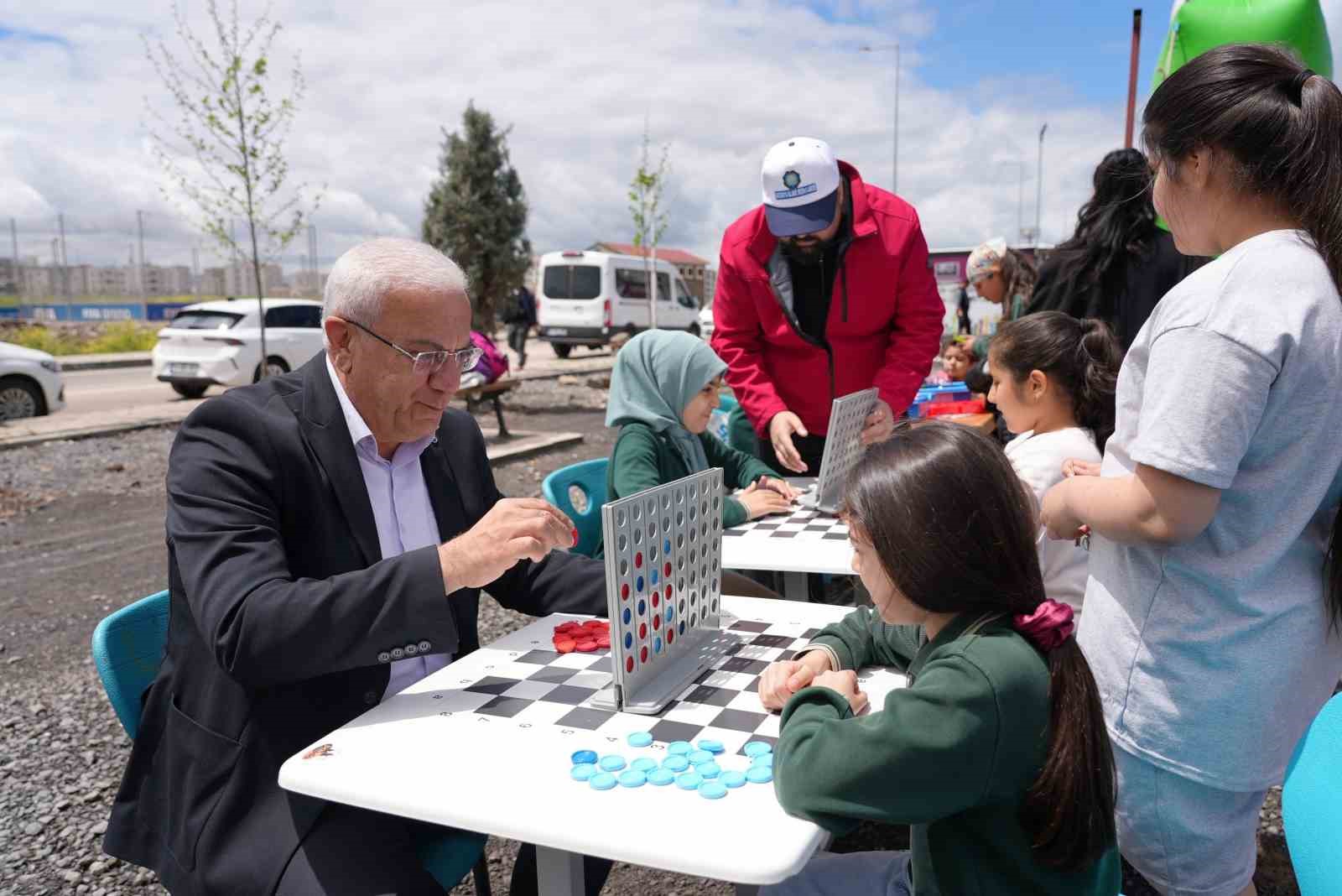 &Ccedil;ocuklar sokakta sporla buluştu
