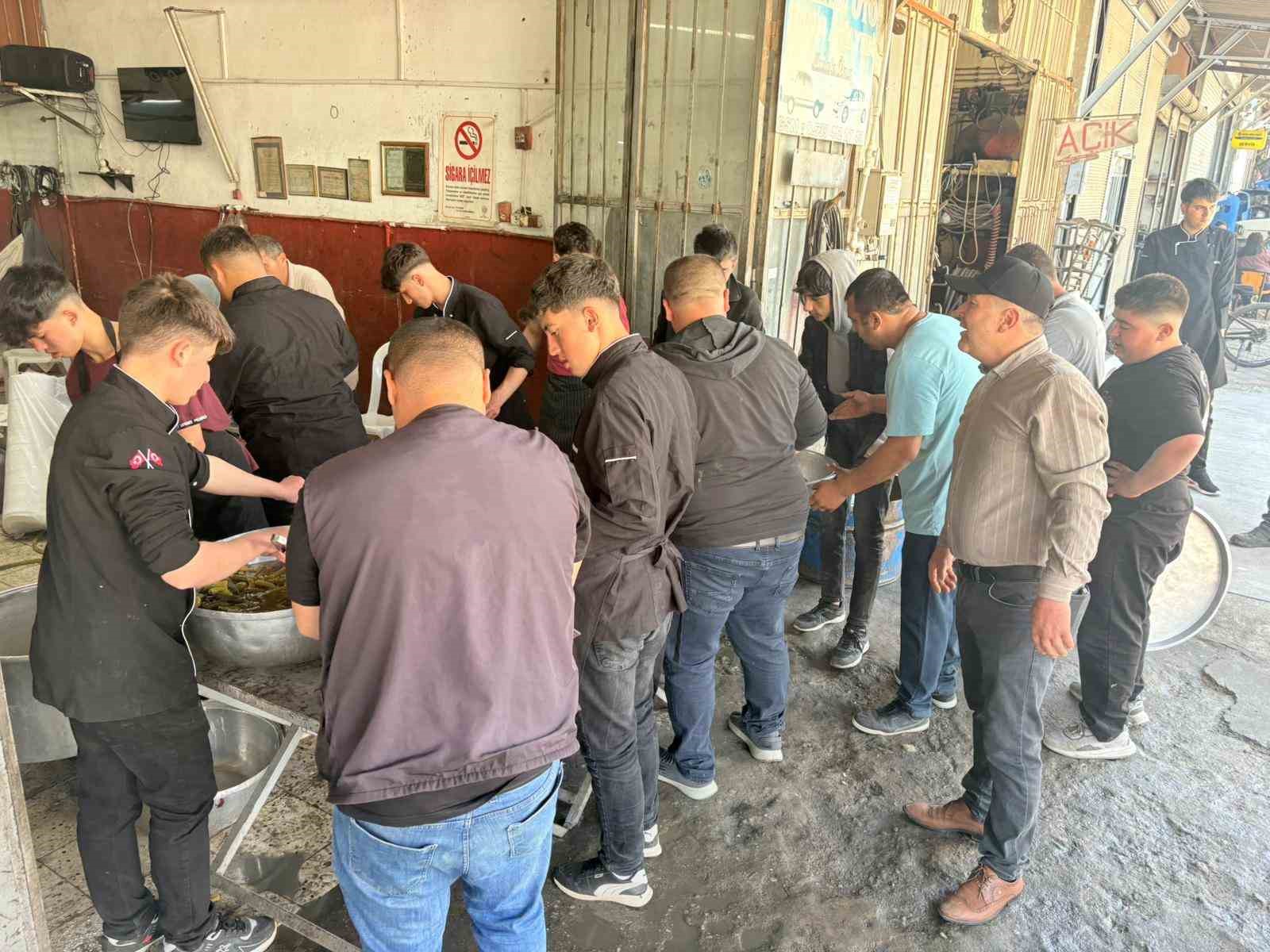 G&ouml;rdes Sanayi Sitesi&rsquo;nden 6 bin kişilik hayır yemeği
