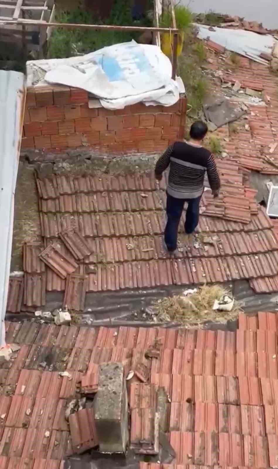 &Ccedil;atıya saklanan firari, polisi izlerken yakalandı
