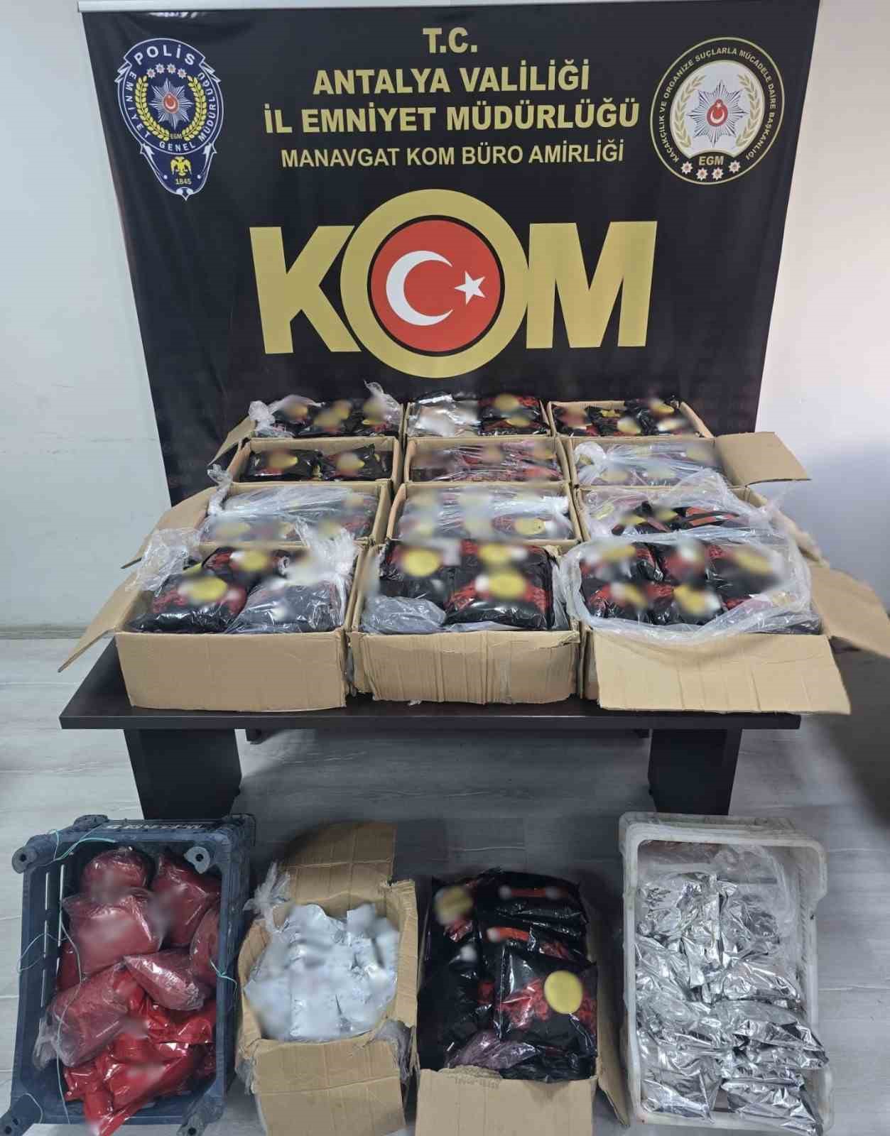 Antalya&rsquo;da ka&ccedil;ak&ccedil;ılık operasyonlarında silah ve ka&ccedil;ak &uuml;r&uuml;nler ele ge&ccedil;irildi
