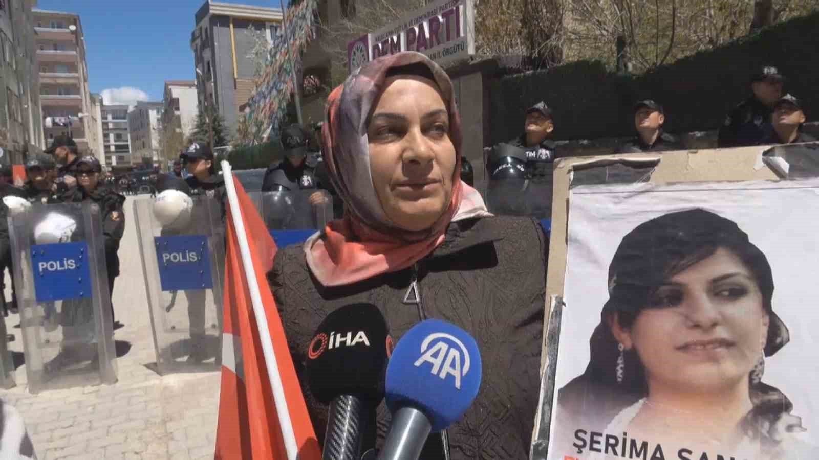 Vanlı annelerin evlat n&ouml;beti devam ediyor
