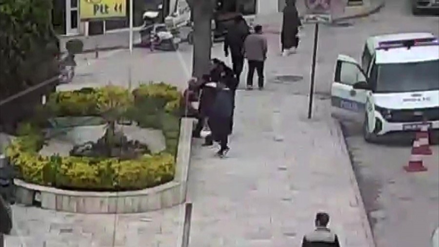 Amasya&rsquo;da hayat kurtaran polisler: "Heimlich manevrasını hi&ccedil; teredd&uuml;t etmeden uyguladık"
