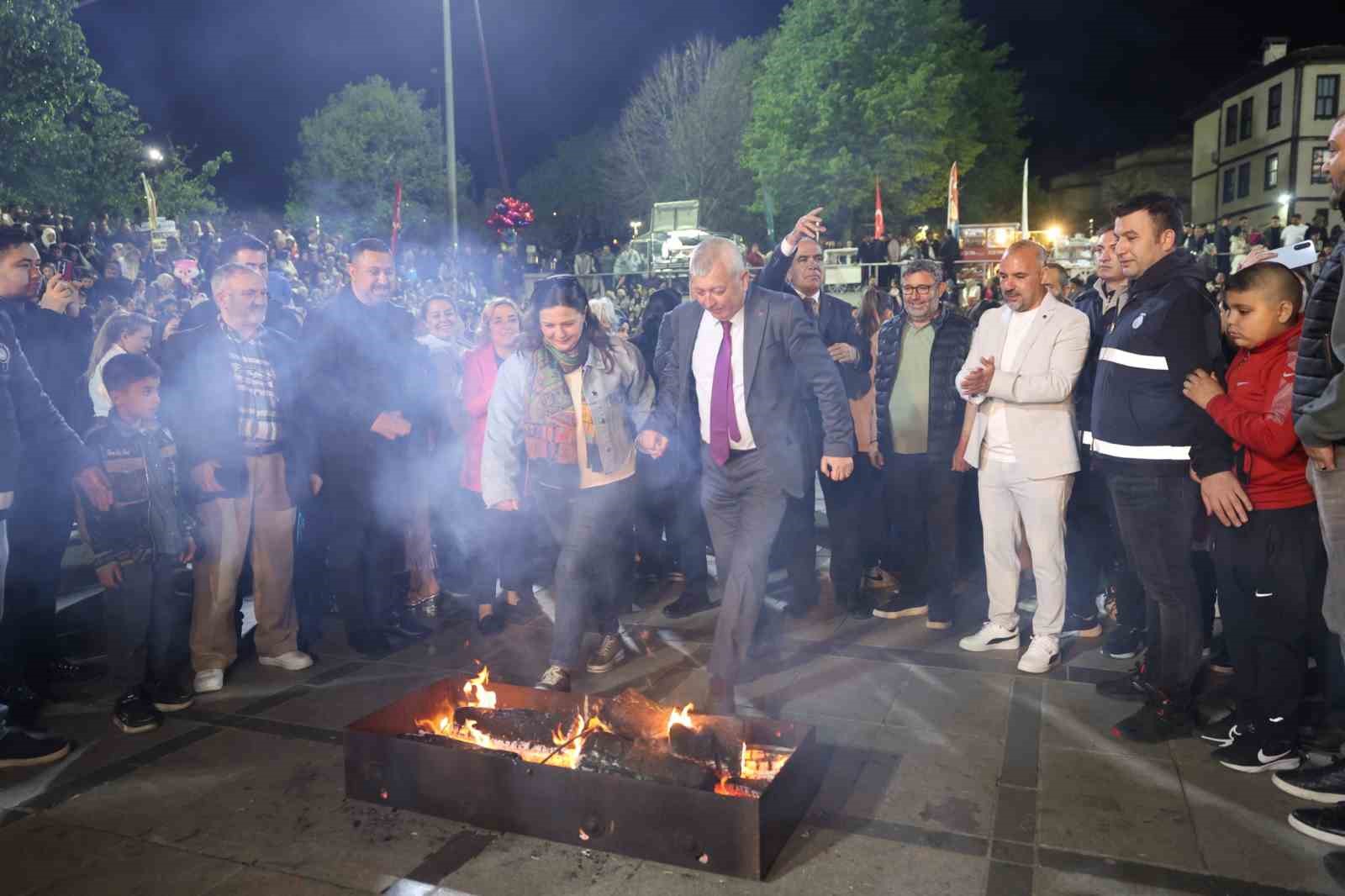 Osmangazi&rsquo;de baharın m&uuml;jdesi &lsquo;Hıdırellez&rsquo; coşkuyla kutlandı
