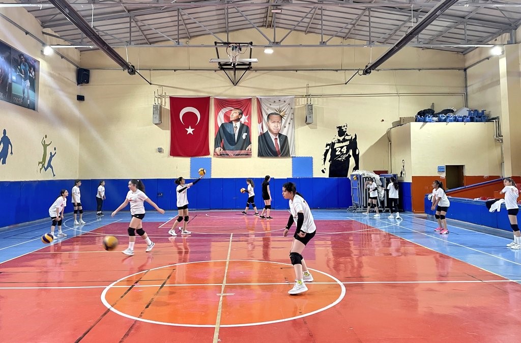 Filede vali s&uuml;rprizi; Ziya Polat gen&ccedil; sporcularla voleybol oynadı
