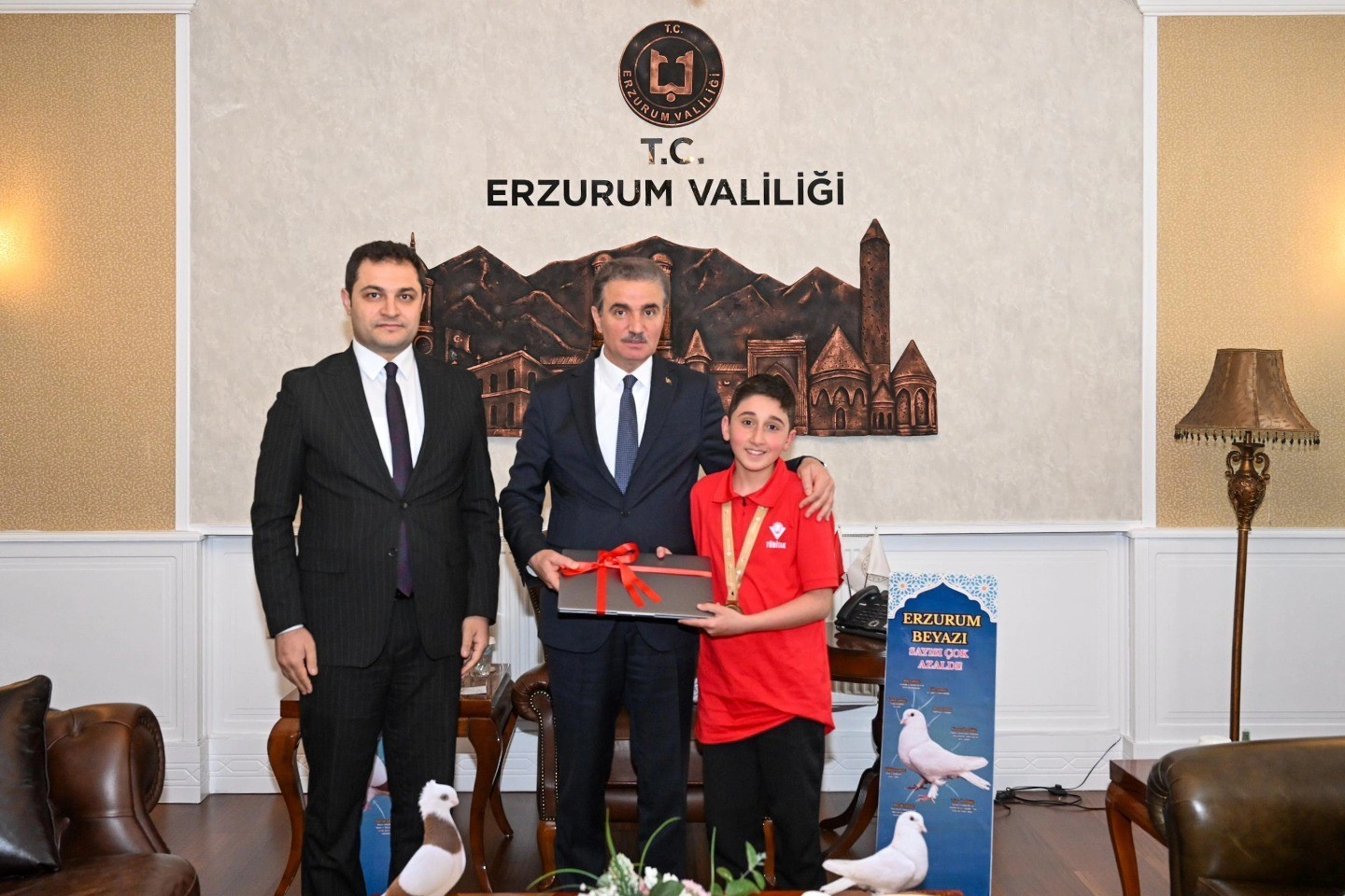 Vali Baruş, başarılı &ouml;ğrencileri makamında ağırladı
