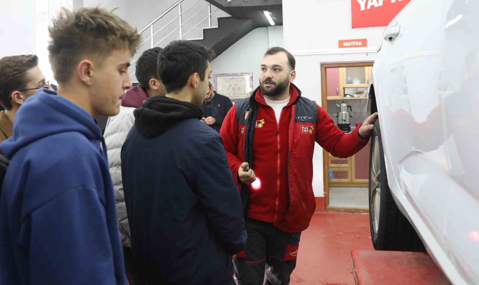 Gen&ccedil;lere meslek kapısı: Samsun&rsquo;da "Oto Ekspertiz Kursu" başladı
