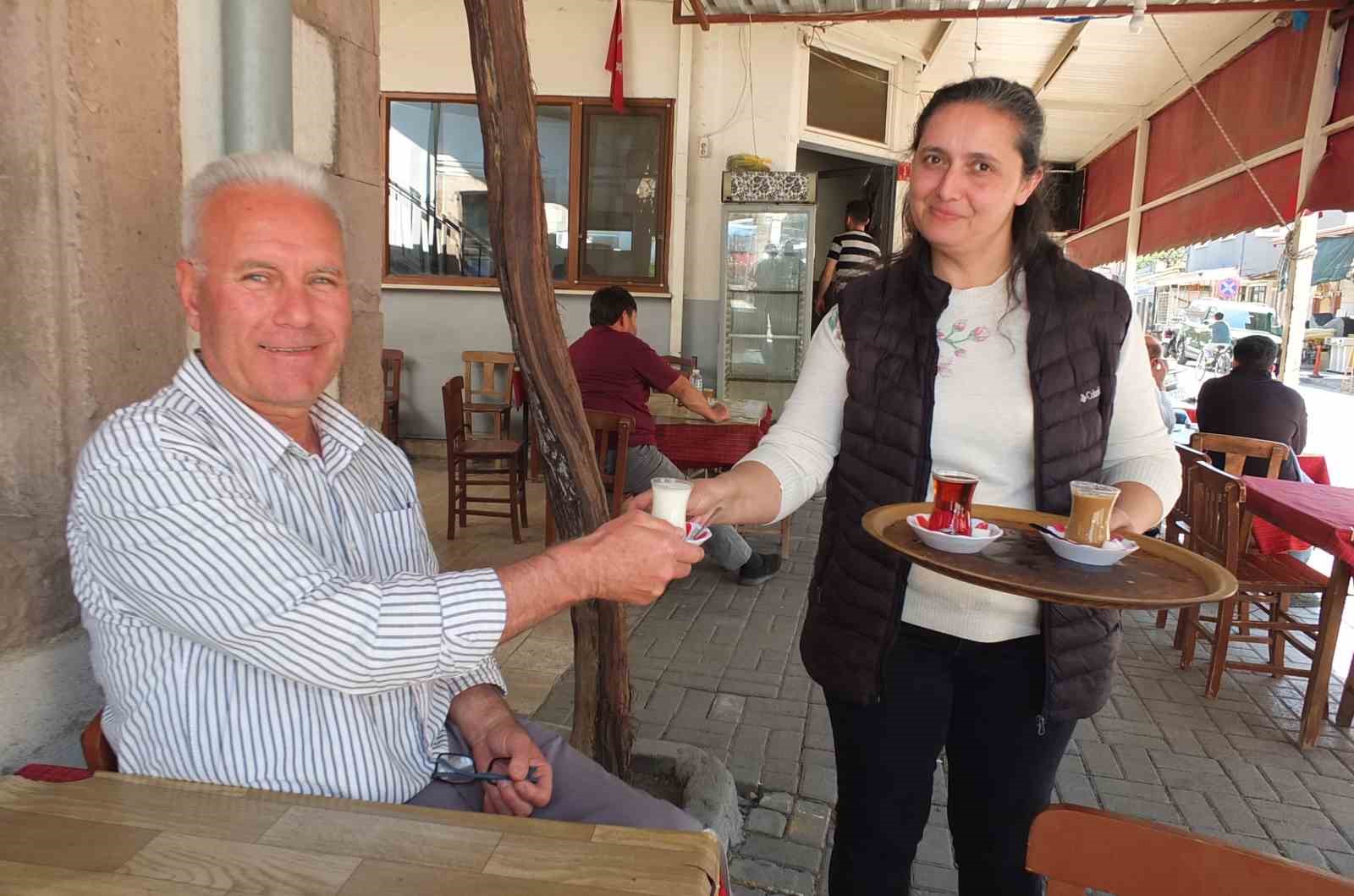 Burhaniye&rsquo;de kahvehanelerde &ccedil;ay yerine s&uuml;t i&ccedil;iliyor
