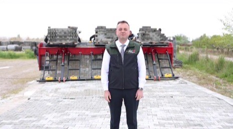 &Ccedil;ivril Belediyesi envanterine parke taşı serme makinesiyle genişletti
