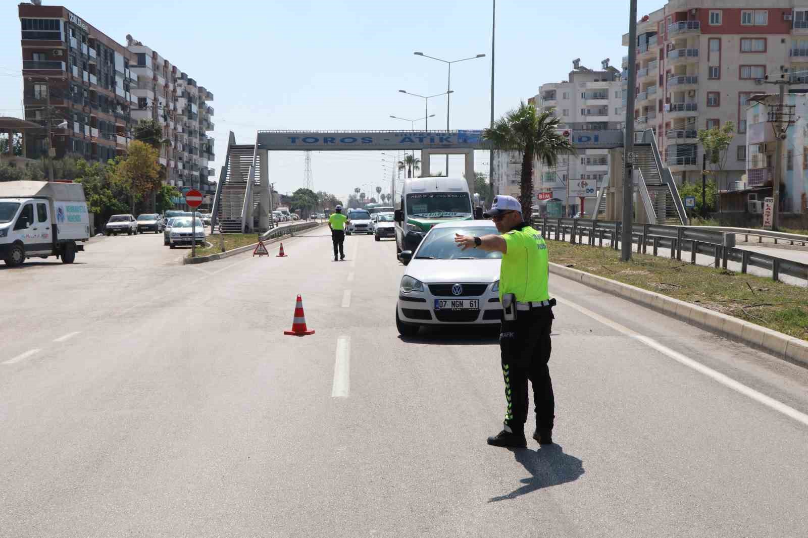 Mersin&rsquo;de yoğurt ve &ccedil;ilek ikramlı trafik uygulaması
