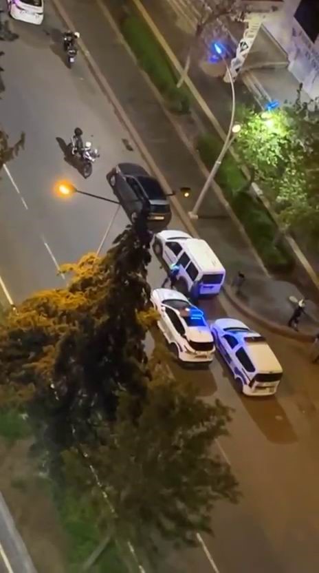 Diyarbakır&rsquo;da alkoll&uuml; baba ve oğlu dehşet sa&ccedil;tı: Ara&ccedil;tan i&ccedil;ki şişelerini attılar, 590 bin lira ceza yediler
