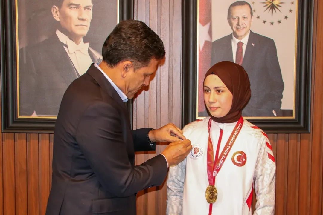 Kozanlı boks&ouml;r Azranur, Gen&ccedil;ler Olimpiyatları&rsquo;nda T&uuml;rkiye&rsquo;yi temsil edecek
