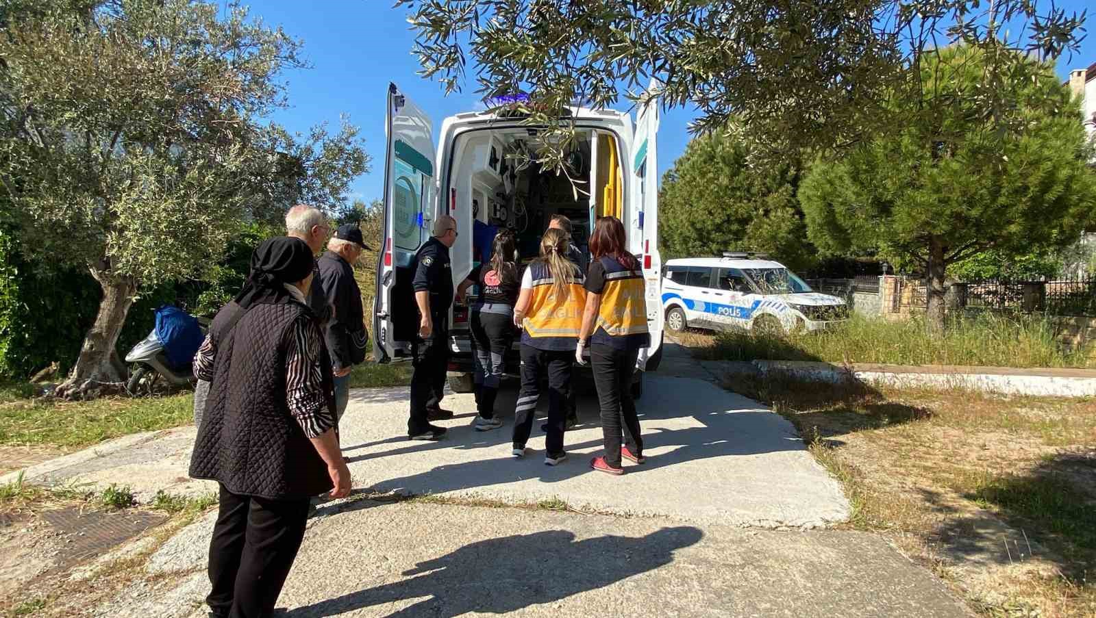 Perde takarken d&uuml;şen yaşlı kadın hastanelik oldu
