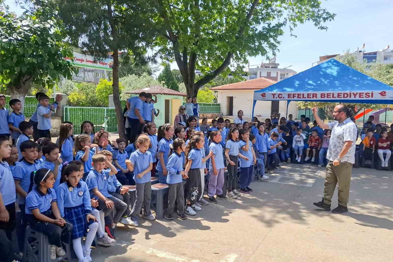 Efeler&rsquo;in sanat&ccedil;ıları &ccedil;ocuklar i&ccedil;in sahneye &ccedil;ıktı

