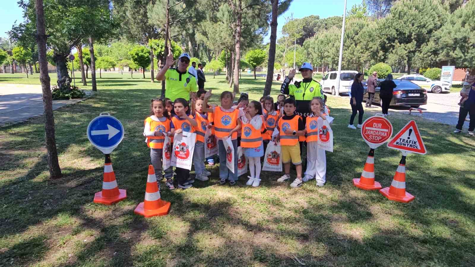 M&uuml;d&uuml;rlerden &ouml;ğrencilere trafik eğitimi
