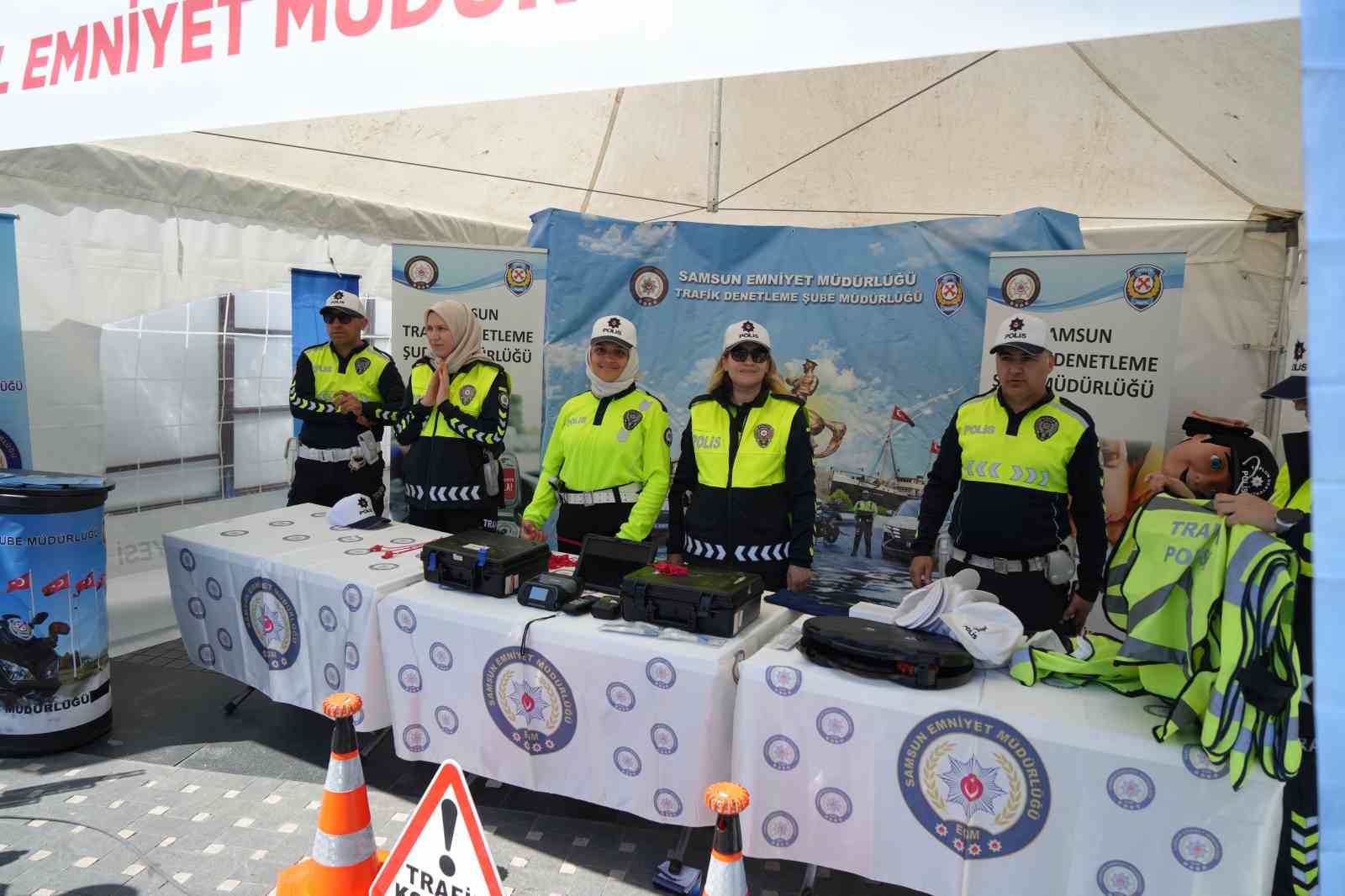 Minikler direksiyona ge&ccedil;ti, vatandaşlar takla sim&uuml;lasyonunu deneyimledi
