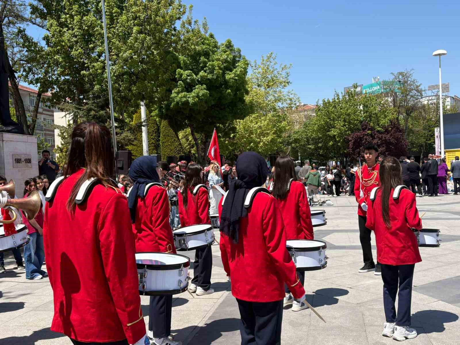 2 bin 200 &ouml;ğrenci sanat festivalinde 50 metrelik dev brandayı boyadı
