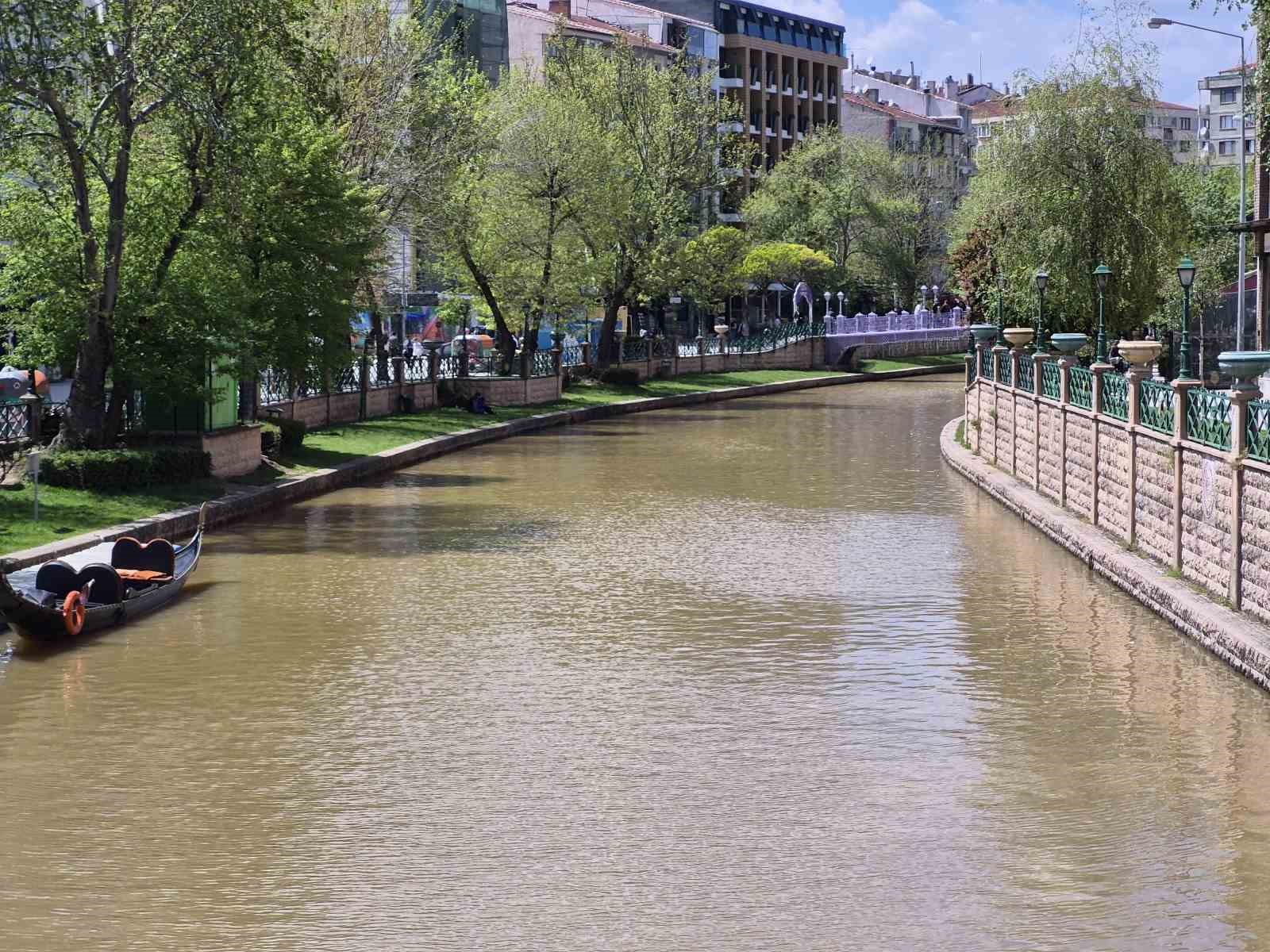 Porsuk &Ccedil;ayı kahverengiye d&ouml;nd&uuml;
