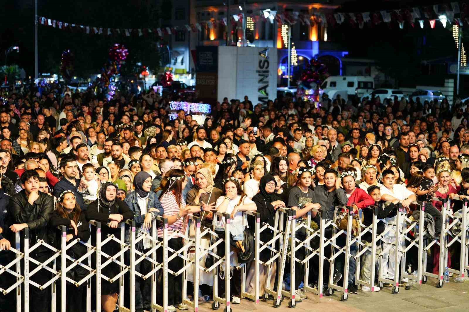 Manisa&rsquo;da hıdırellez coşkusu H&uuml;sn&uuml; Şenlendirici konseriyle zirveye ulaştı
