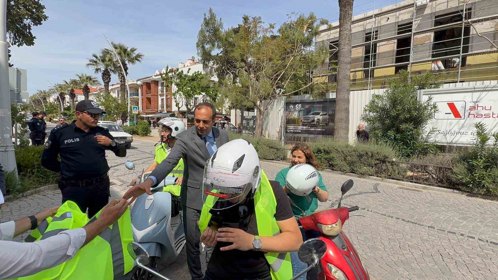 Dat&ccedil;a&rsquo;da motosiklet s&uuml;r&uuml;c&uuml;lere &uuml;cretsiz kask dağıtıldı
