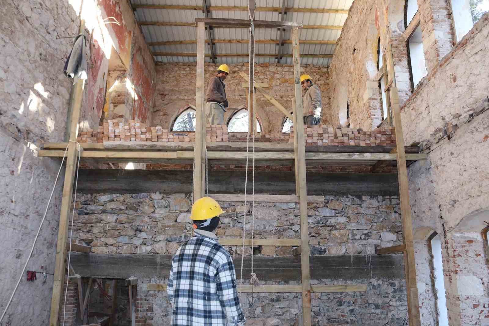 &Ccedil;al&rsquo;daki tarihi mektep restorasyonunda iş&ccedil;iler arasında kavga &ccedil;ıktı; 4 yaralı
