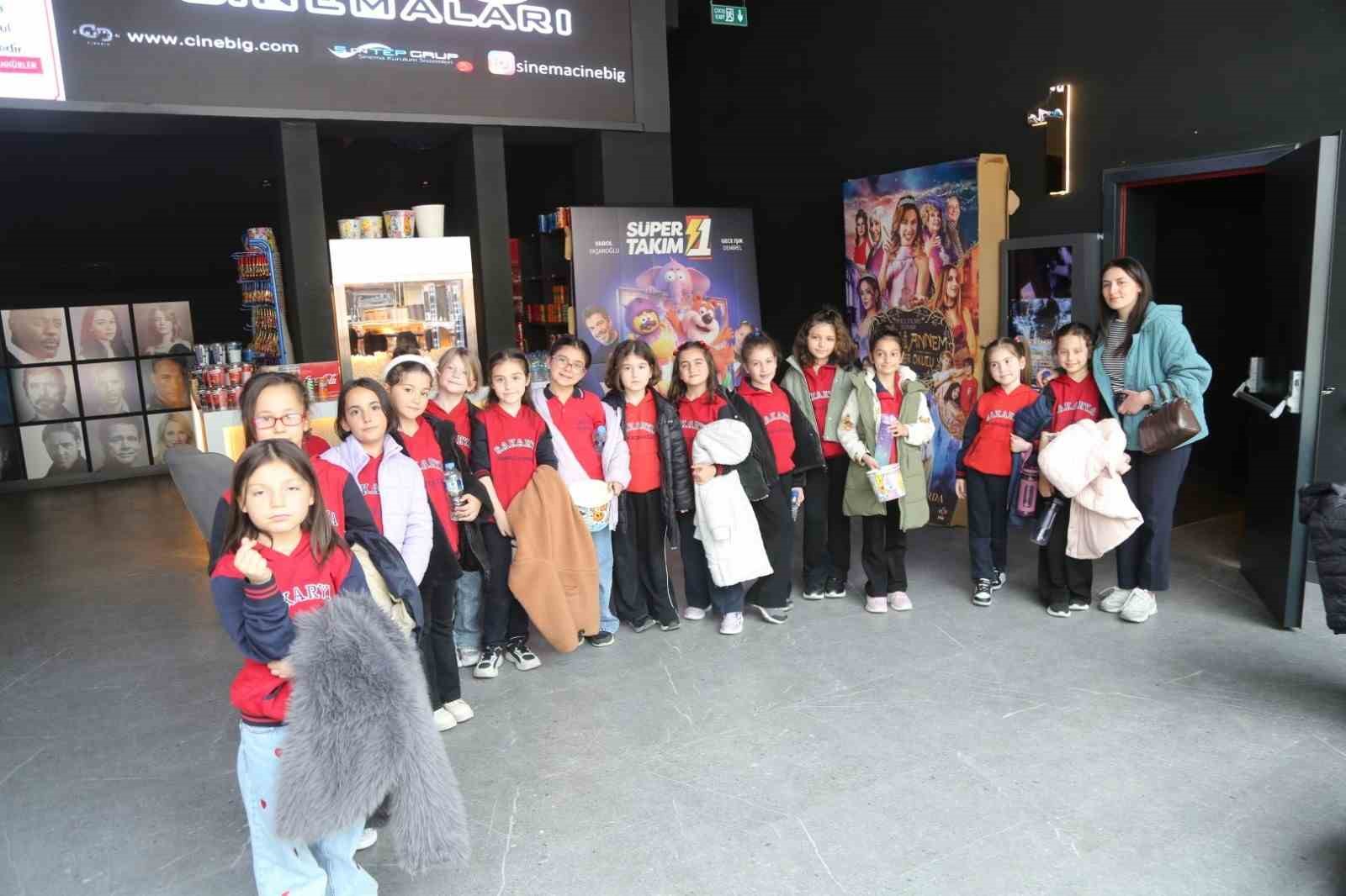 23 Nisan yıldızlarına sinema s&uuml;rprizi
