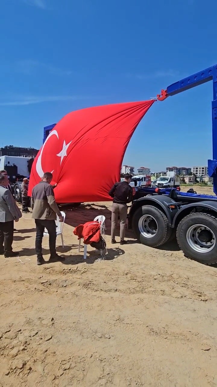 Temel atma t&ouml;reninde bayrak hassasiyeti takdir topladı
