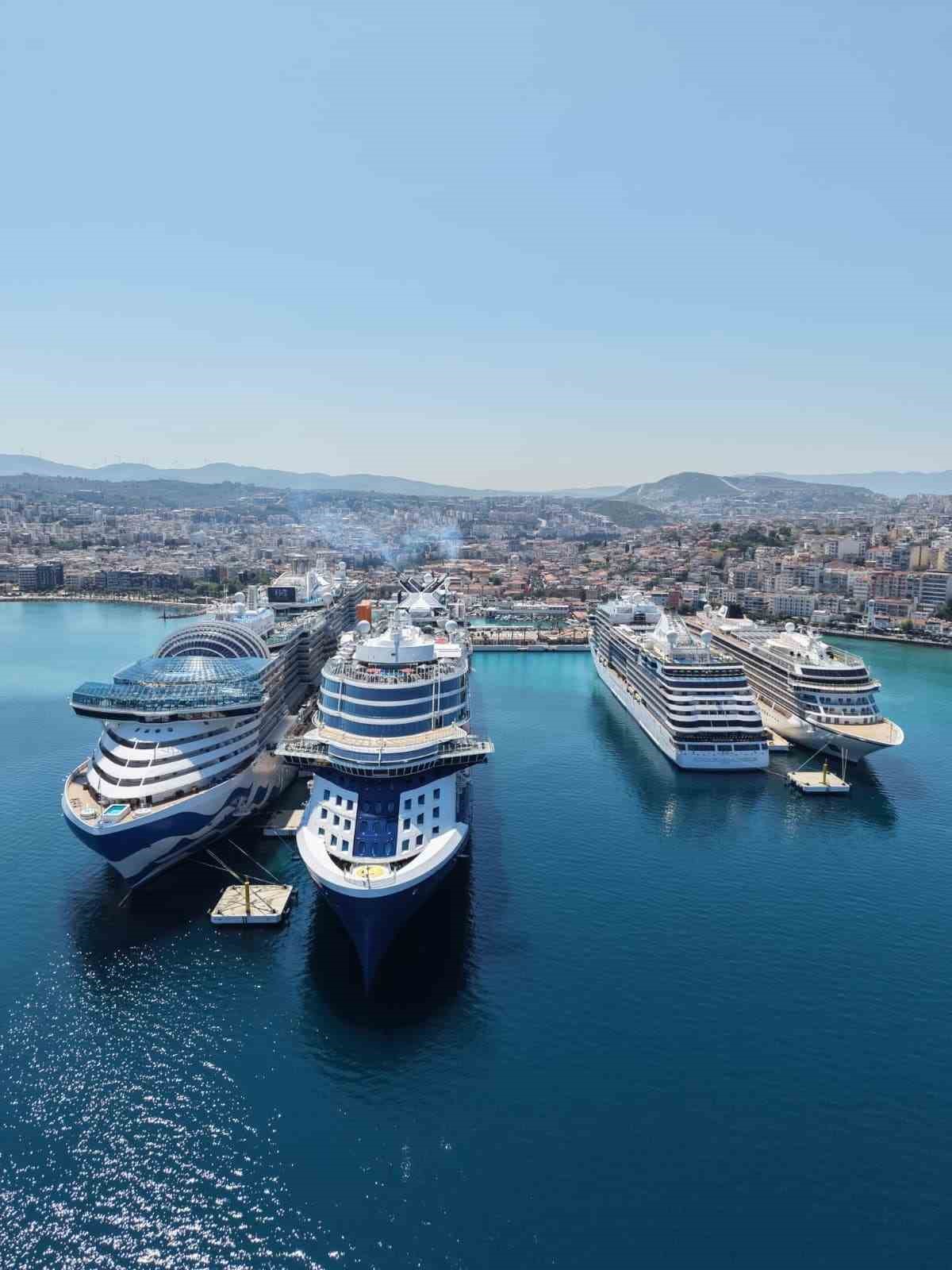 Kuşadası&rsquo;na 4 gemi ile 10 bin 800 turist geldi
