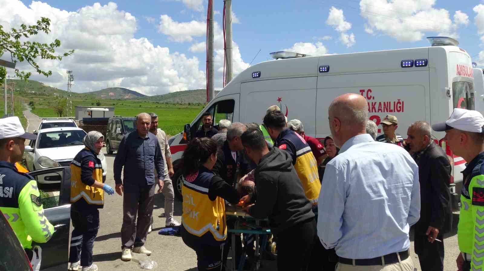 Batman&rsquo;da iki otomobil &ccedil;arpıştı: 9 yaralı
