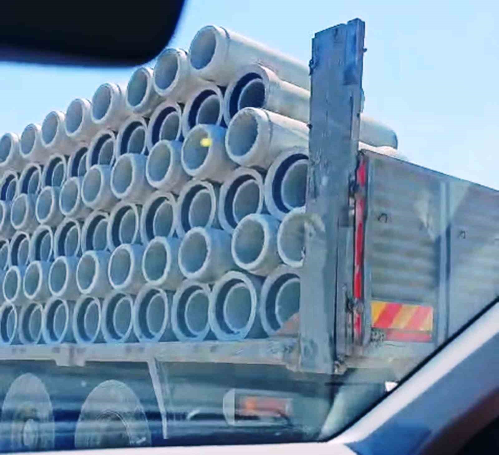 Tır &uuml;zerinde &ouml;nlem alınmadan taşınan beton borular tehlike oluşturdu
