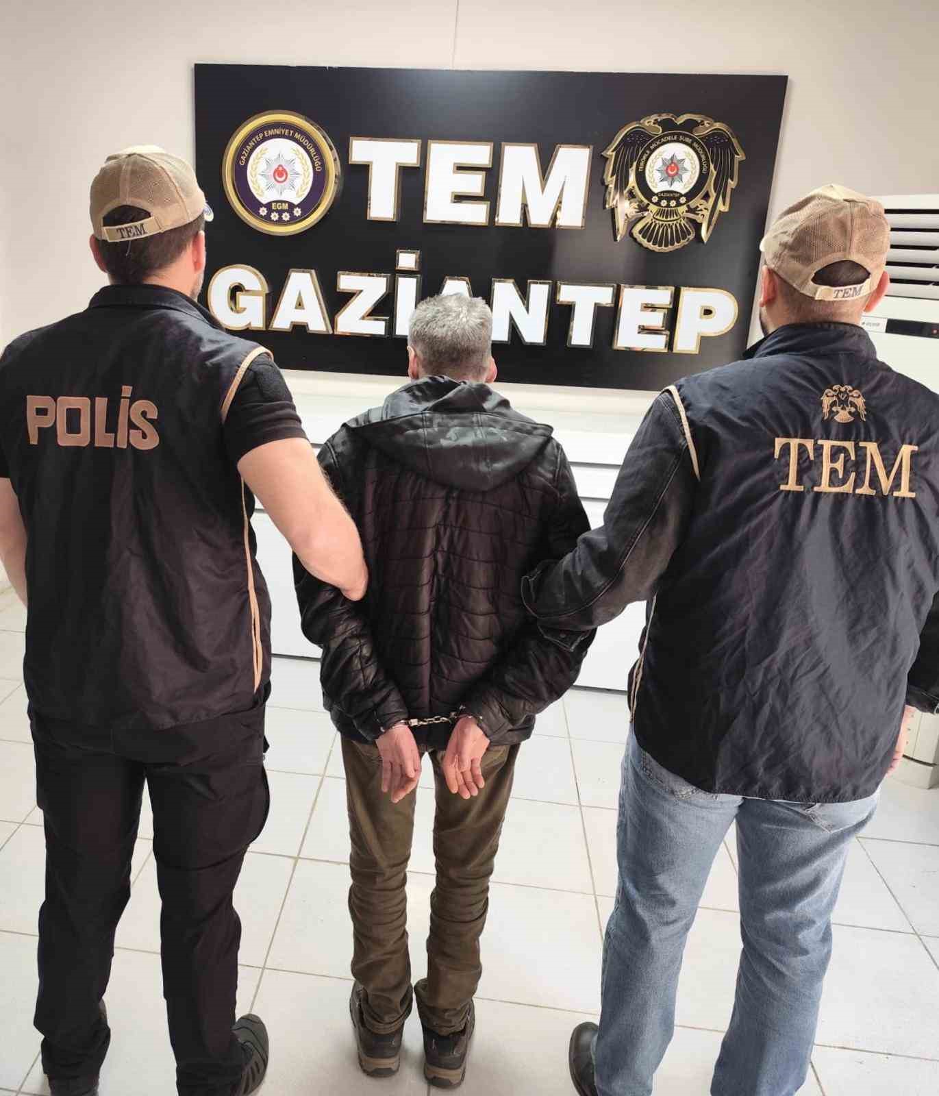Kırmızı b&uuml;ltenle aranan 2 DEAŞ &uuml;yesi Gaziantep&rsquo;te yakalandı
