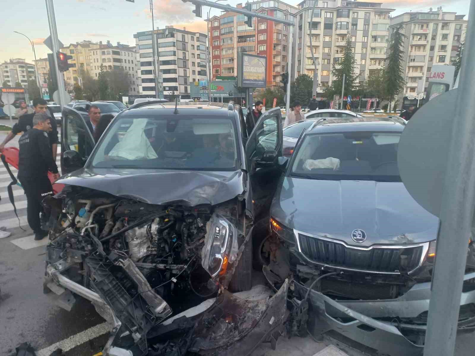 Elazığ’da zincirleme trafik kazası: 3 yaralı