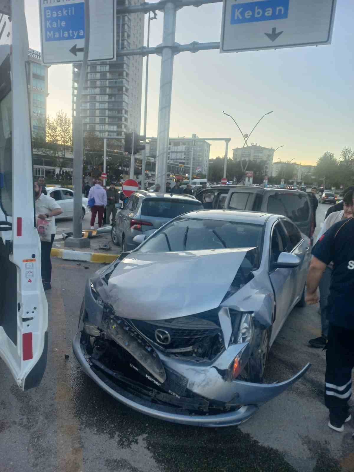 Elazığ&rsquo;da zincirleme trafik kazası: 3 yaralı
