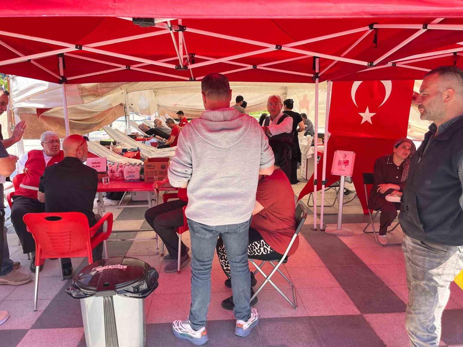 &Ouml;ğrenciler ikna etti, veliler kan verdi
