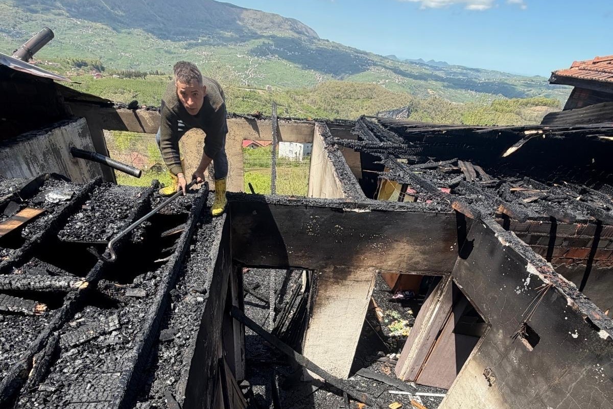 Ordu&rsquo;da 3 katlı binada yangın
