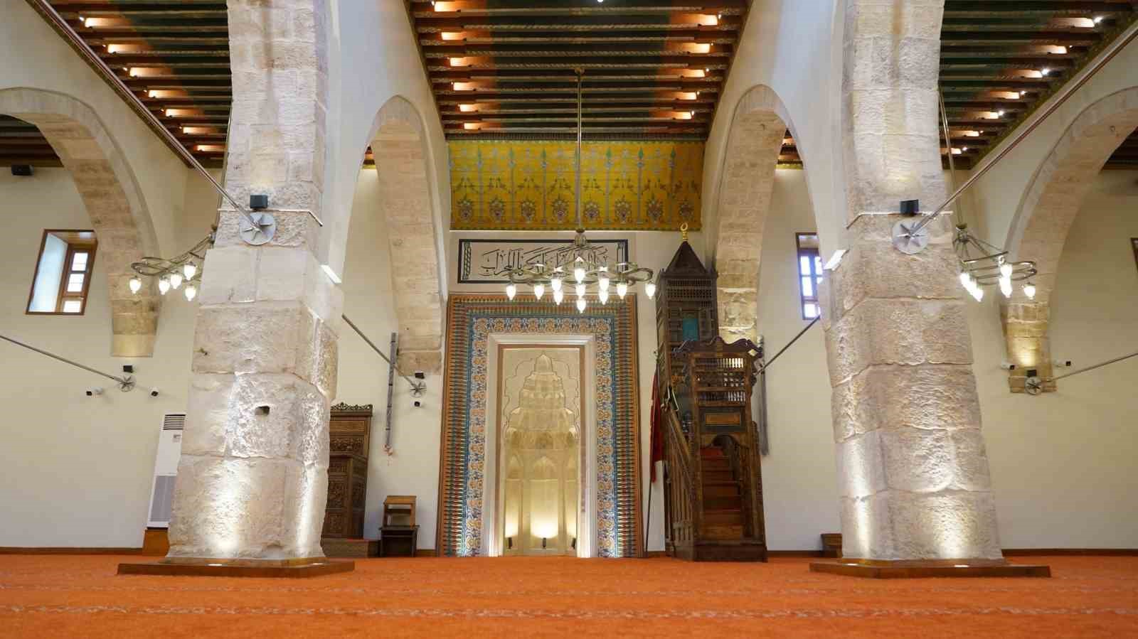 Depremde zarar g&ouml;ren Kahramanmaraş Ulu Camii ibadete a&ccedil;ıldı, Antakya Ulu Camii de vatandaşla buluşacağı g&uuml;n&uuml; bekliyor
