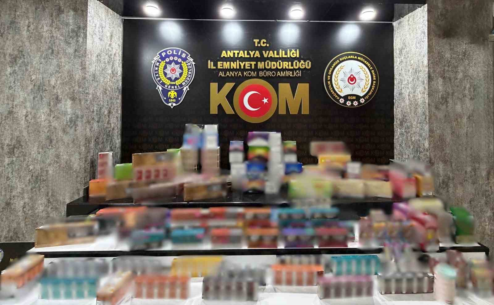 Antalya’da kaçakçılık operasyonlarında silah ve kaçak ürünler ele geçirildi