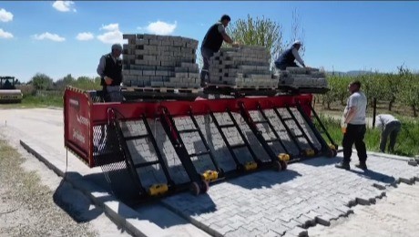 Çivril Belediyesi envanterine parke taşı serme makinesiyle genişletti