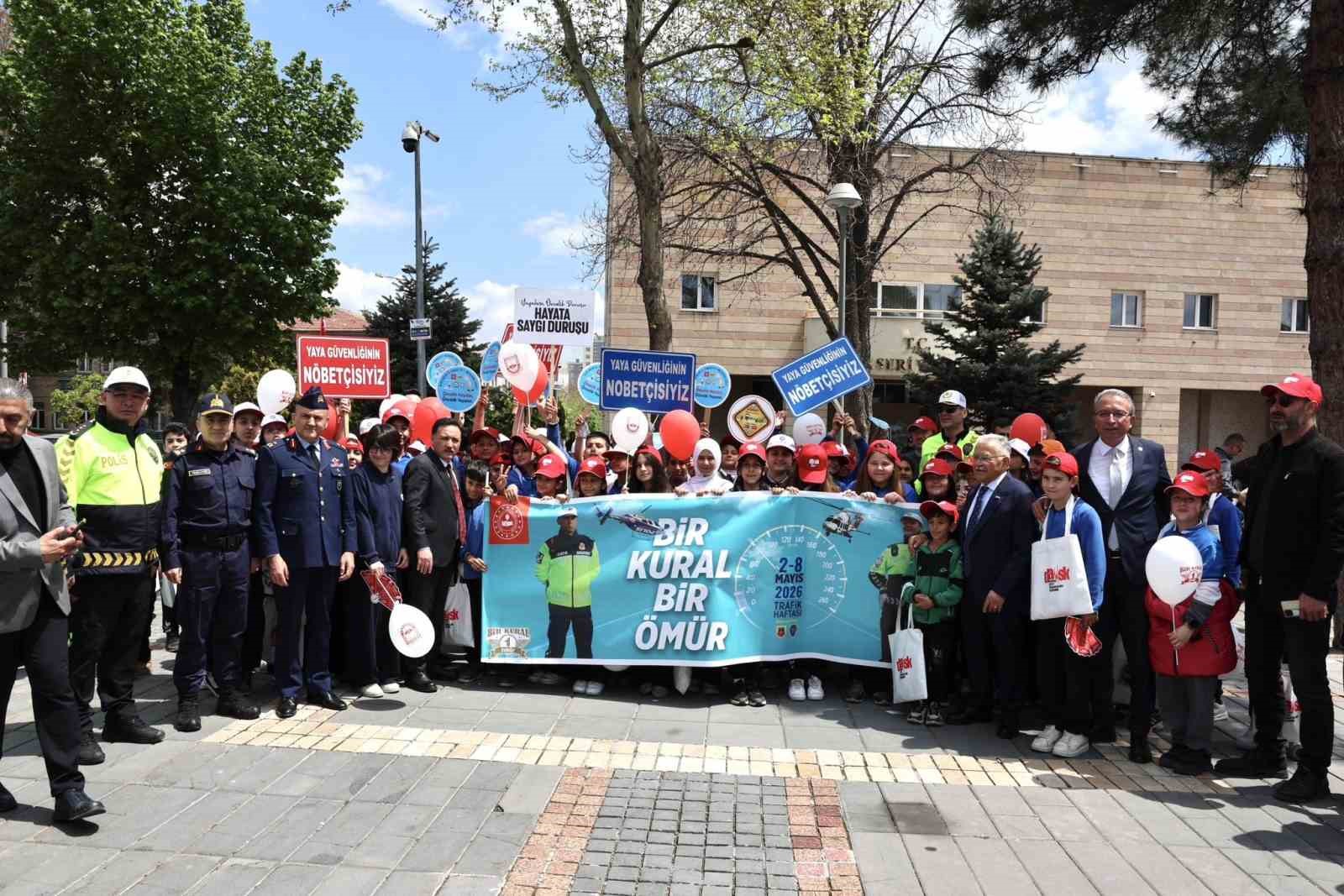 Vali &Ccedil;i&ccedil;ek: "&Ouml;l&uuml;ml&uuml; trafik kazalarında y&uuml;zde 60&rsquo;lık bir d&uuml;ş&uuml;ş var"
