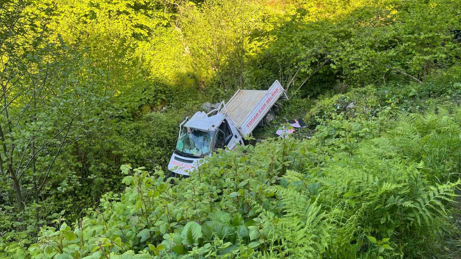 Samsun’da kereste yüklü kamyonet dere yatağına devrildi: 1 ölü, 2 yaralı