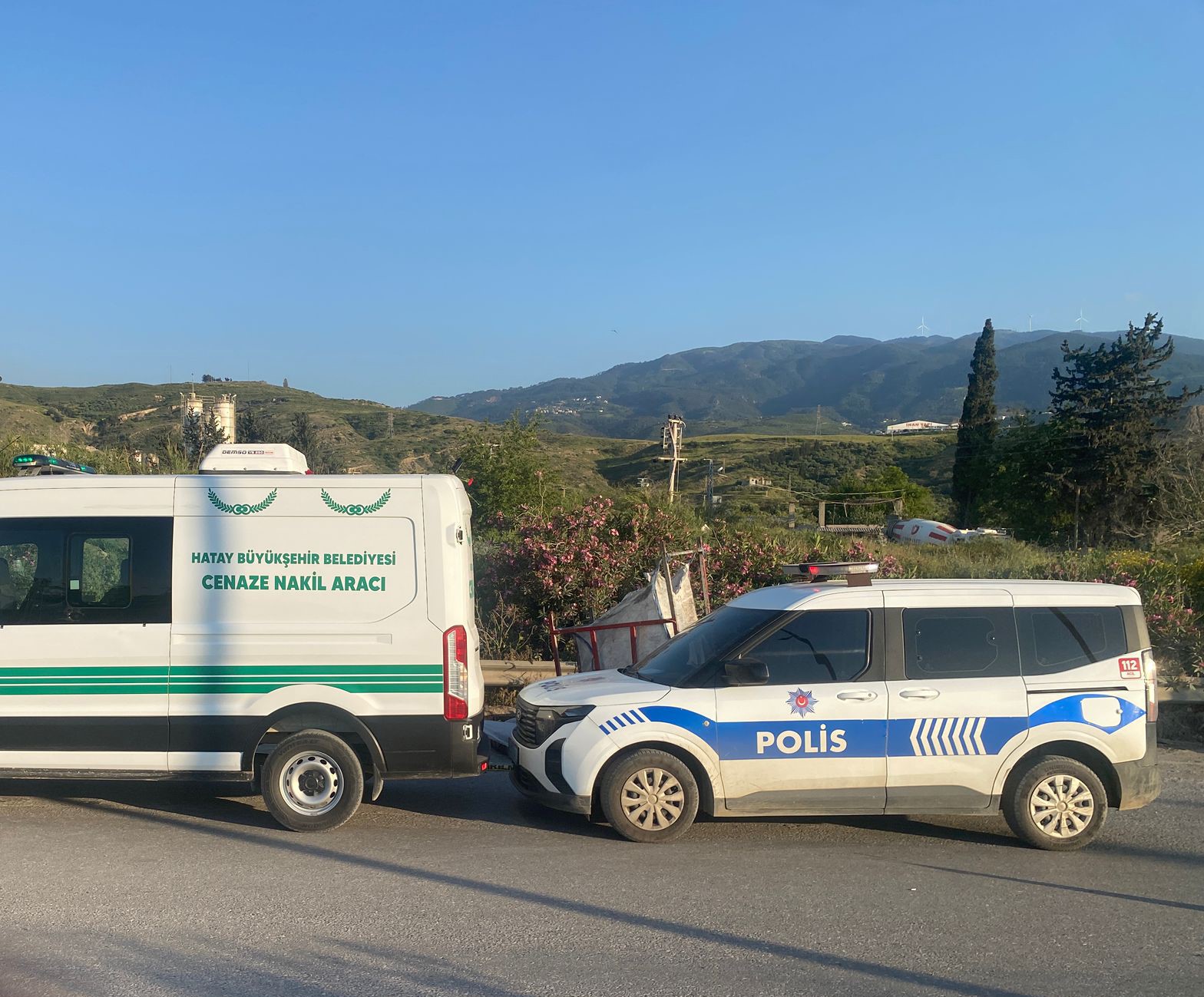 Tırla &ccedil;arpışan sepetli motosikletin s&uuml;r&uuml;c&uuml;s&uuml; hayatını kaybetti
