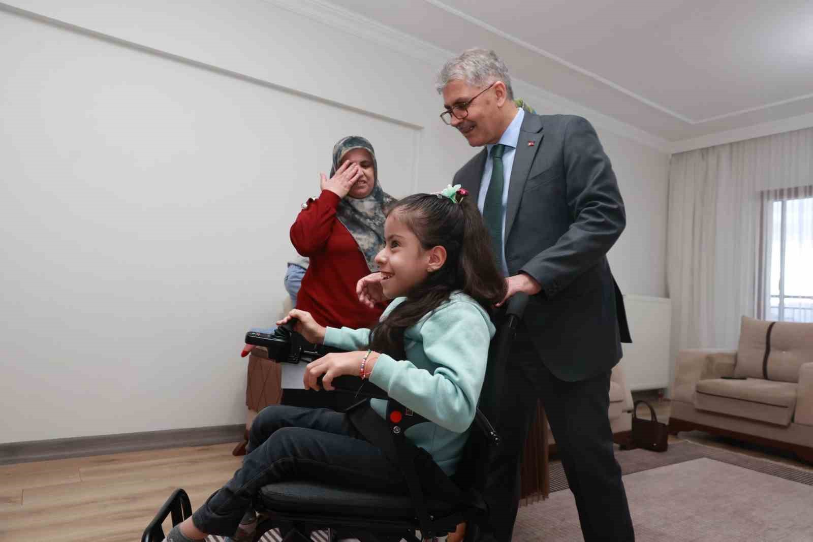 Vali Çelik, minik Sümeyye’nin rüyasını gerçekleştirdi
