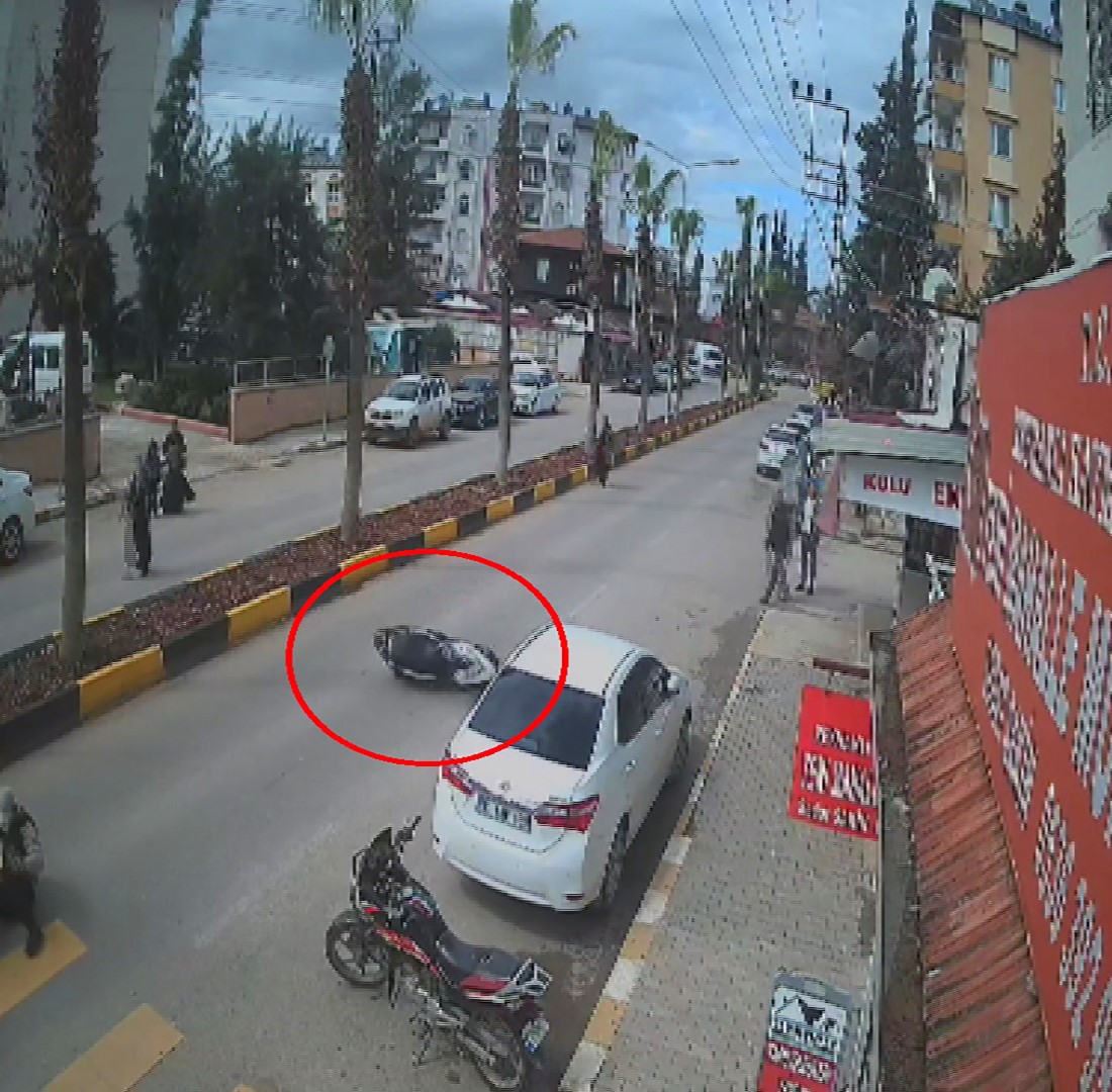 Motosikletteki 2 kişinin yere savrulduğu anlar kamerada
