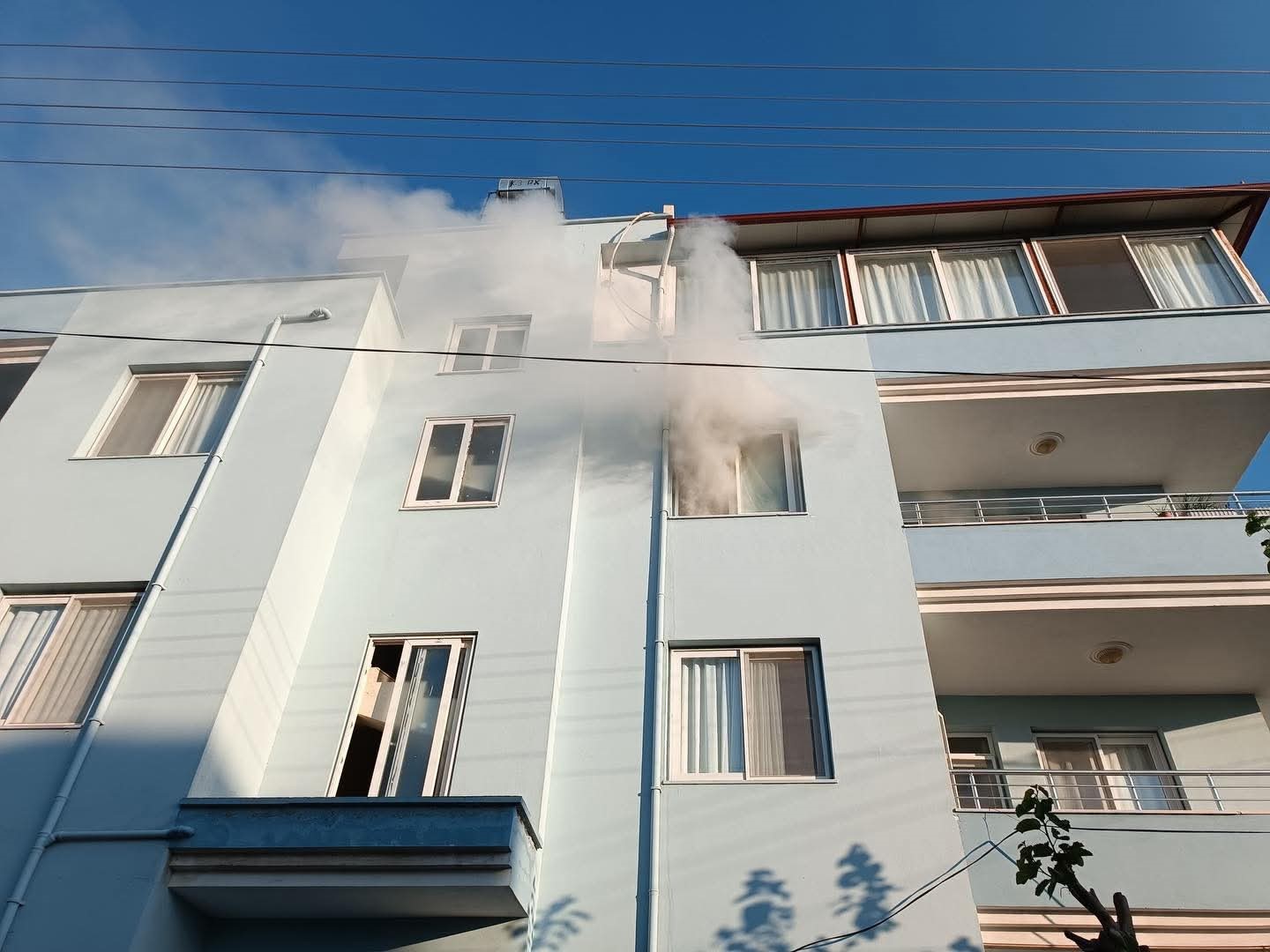 Arsuz&rsquo;da apartman dairesinden alevler y&uuml;kseldi

