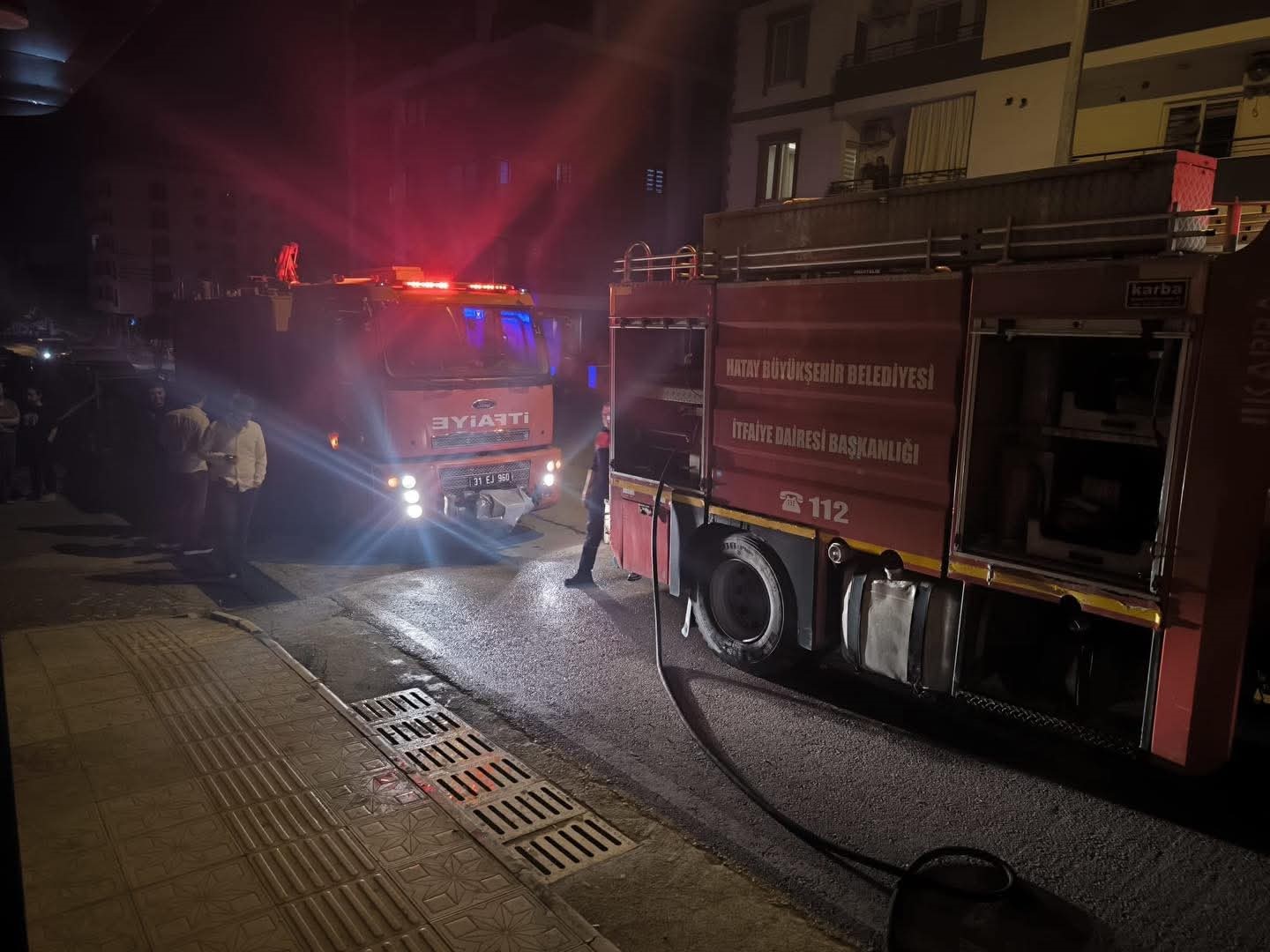 İskenderun&rsquo;da iş yeri alevlere teslim oldu
