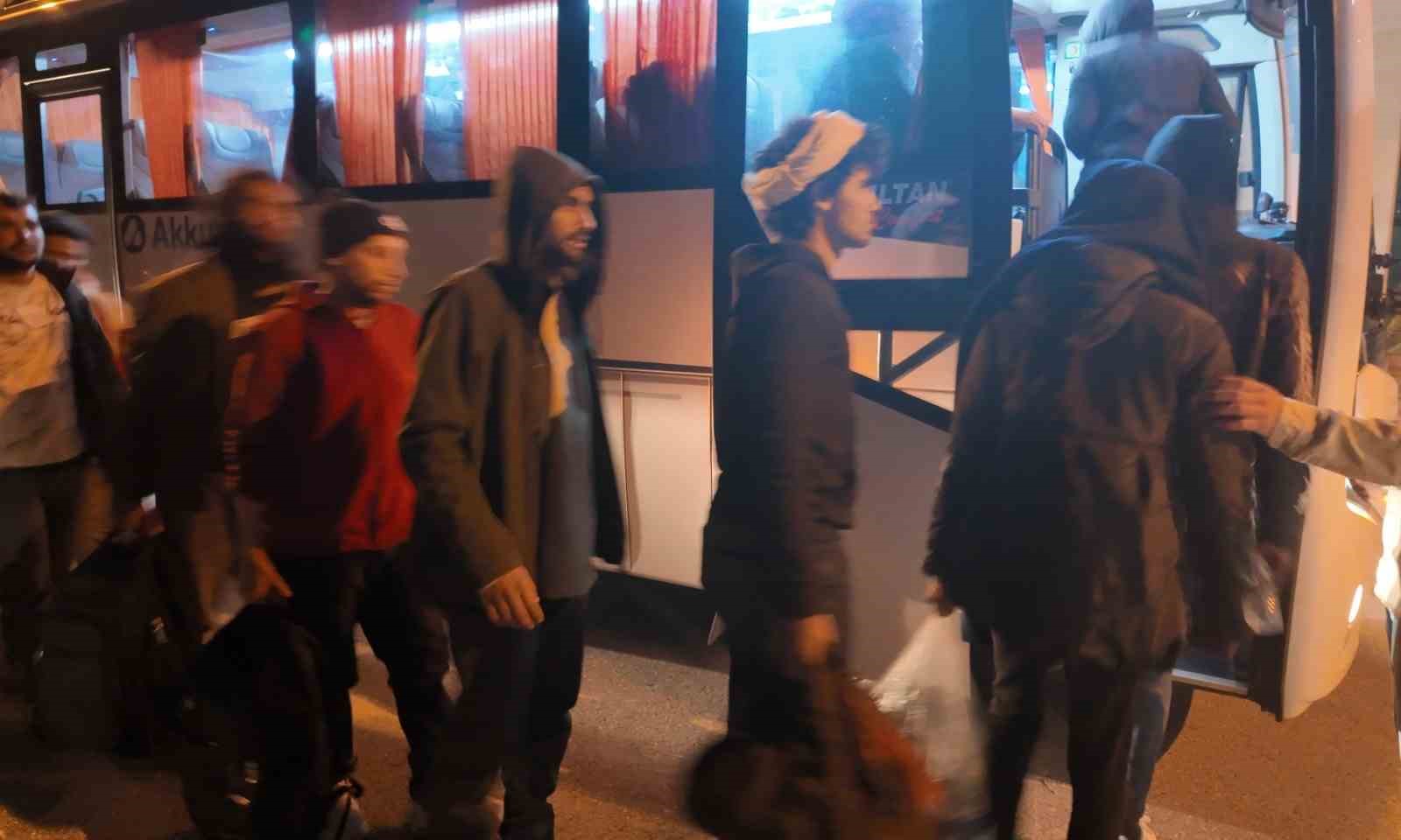 İzmir&rsquo;de yarı batık halde bulunan g&ouml;&ccedil;men botunda 1 &ccedil;ocuk hayatını kaybetti, 43 kişi kurtarıldı
