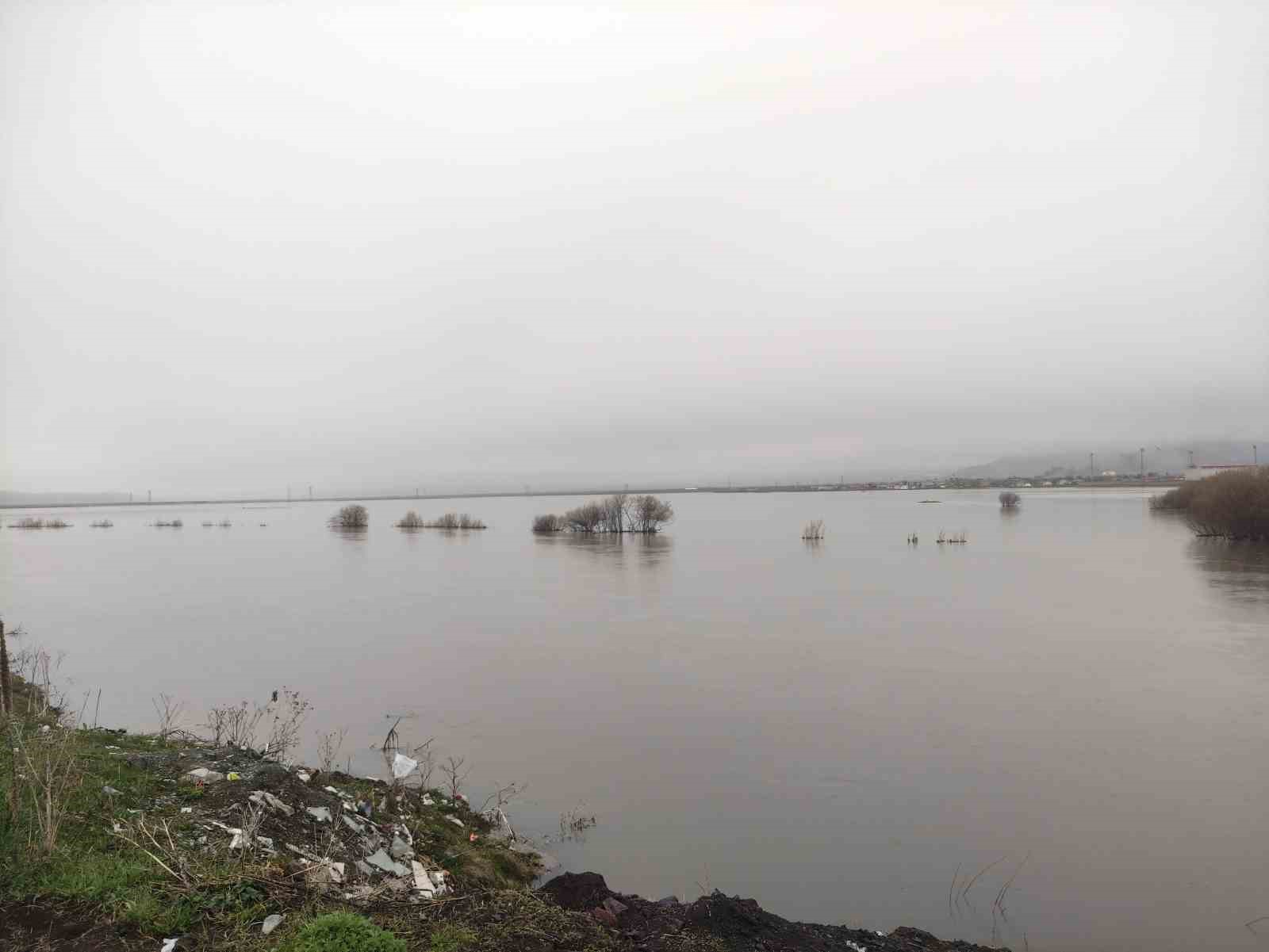 Kura Nehri taştı, tarım arazileri sular altında kaldı
